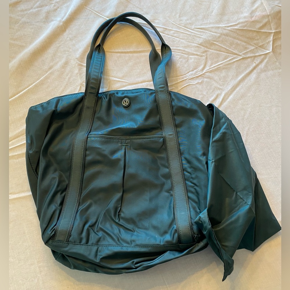 Lululemon Live Free Tote Teal Shadow  used a few times - Picture 14 of 14